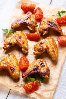 Izgara ya da kızarmış baharatlı tavuk kanadı ve bbq sosu.