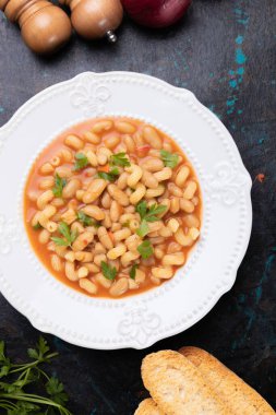 İtalyan usulü makarna fagioli yemeği, makarna ve fasulye.