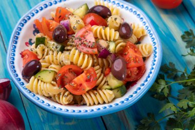 Bir kase taze sebzeli fusili makarna salatası.