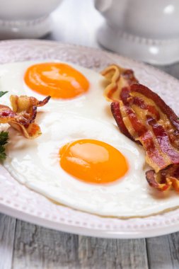 Tavada pastırmalı kızarmış yumurta.
