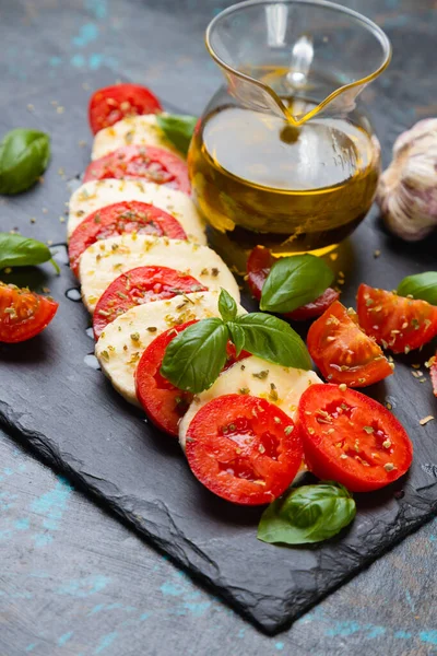 Ensalada Caprese Italiana Fresca Con Queso Mozzarella Tomate Albahaca —  Fotos de Stock