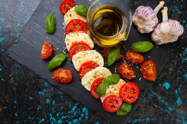 Frischer Italienischer Caprese Salat Mit Mozzarella Tomaten Und Basilikum — Stockfoto