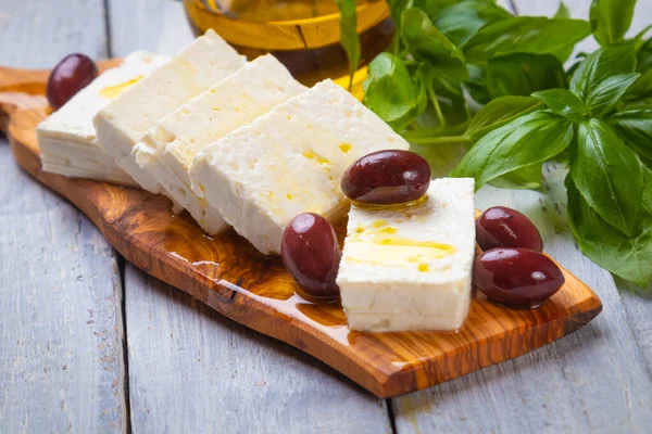 希腊菲塔奶酪片 加卡拉玛塔橄榄和香草 — 图库照片