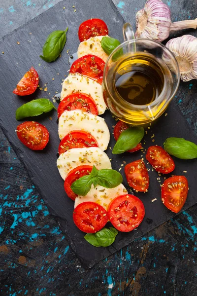 Verse Italiaanse Capresesalade Met Mozzarella Kaas Tomaat Basilicum — Stockfoto