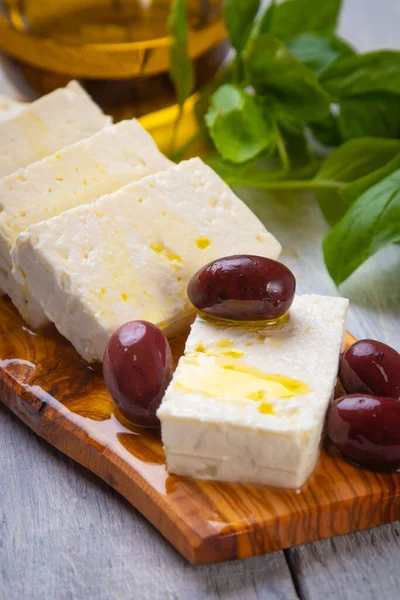 Fatias Queijo Feta Grego Com Azeitonas Ervas Kalamata — Fotografia de Stock