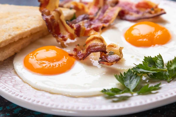 Sonnenseite Nach Oben Spiegeleier Mit Speck Auf Einem Teller — Stockfoto