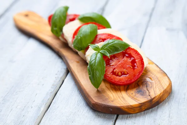 Insalata Caprese Fresca Italiana Con Mozzarella Pomodoro Basilico — Foto Stock