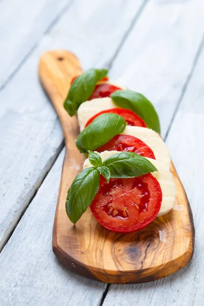 Ensalada Caprese Italiana Fresca Con Queso Mozzarella Tomate Albahaca —  Fotos de Stock