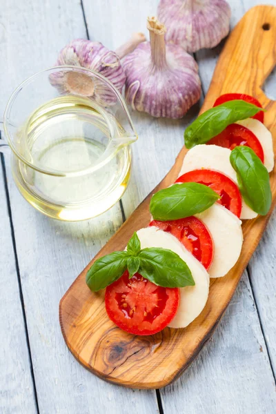 Verse Italiaanse Capresesalade Met Mozzarella Kaas Tomaat Basilicum — Stockfoto