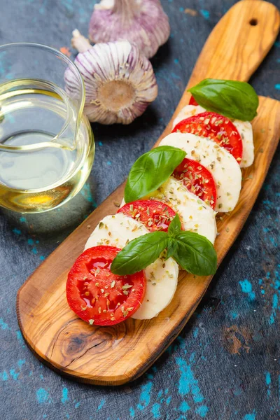 Salată Caprese Italiană Proaspătă Brânză Mozzarella Roșii Busuioc — Fotografie, imagine de stoc