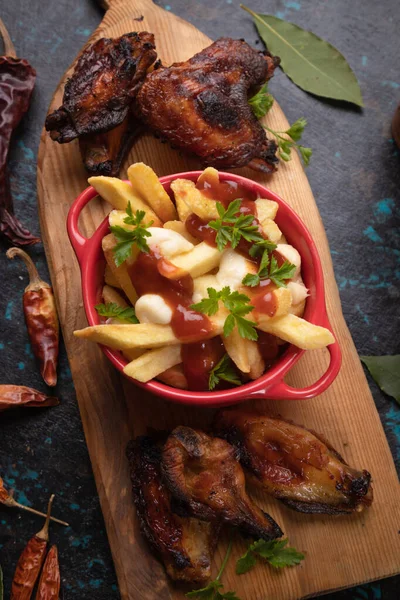 Poutine Canadiense Papas Fritas Con Queso Salsa Salsa —  Fotos de Stock