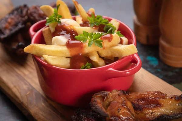 Kanadensisk Poutine Stekt Potatis Chips Med Ost Och Sås Eller — Stockfoto