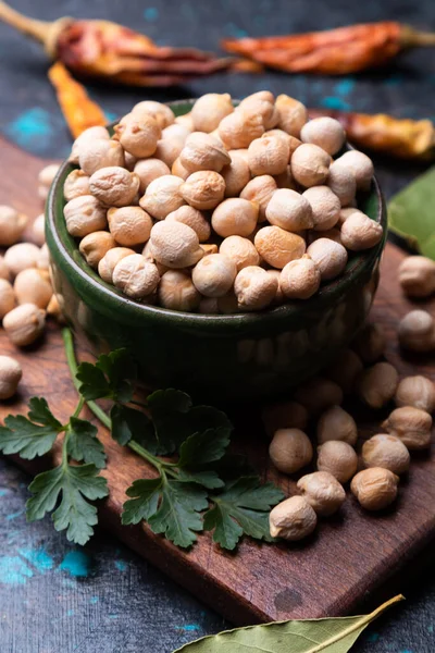 セラミックボウルに乾燥ひよこ豆やガルバンゾ豆 健康食品成分 — ストック写真