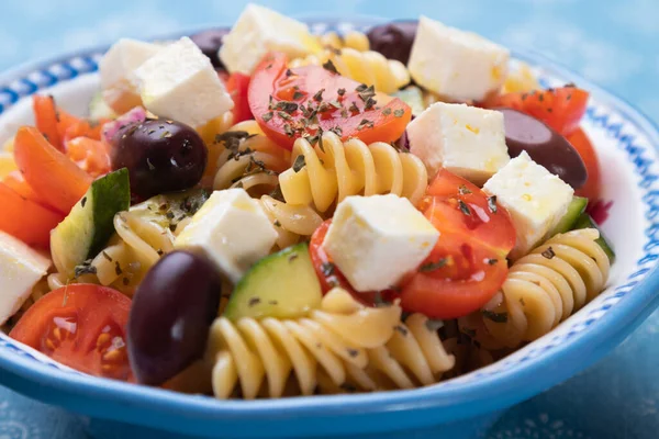 Schüssel Käsesalat Mit Fusili Nudeln Und Frischem Gemüse — Stockfoto