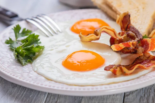 Uova Fritte Con Pancetta Piatto — Foto Stock