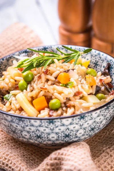 Risotto Oder Gekochter Reis Mit Pilzen Und Gemüse — Stockfoto