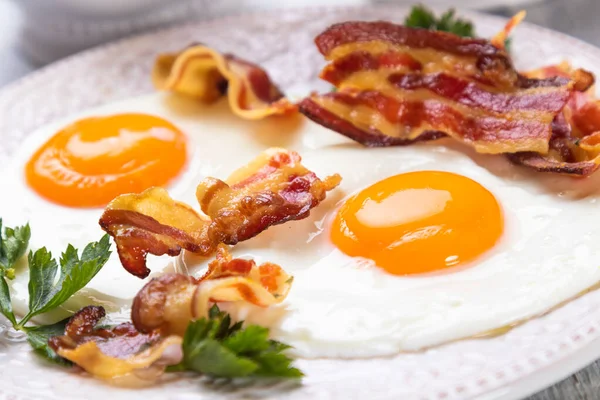 Uova Fritte Con Pancetta Piatto — Foto Stock