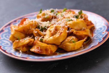 Klasik İtalyan tortellini peyniri domates soslu makarna.