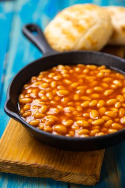 Fırında fasulye, klasik Amerikan yemeği tavada servis edilir.