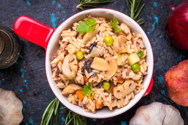 Risotto ya da mantar ve sebzeli pilav.