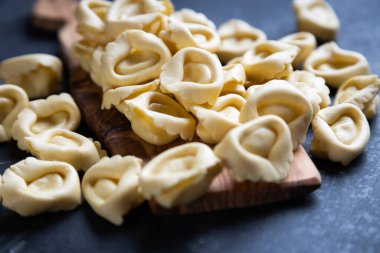 Çiğ İtalyan tortellini makarnası, ev yapımı ve hazır.