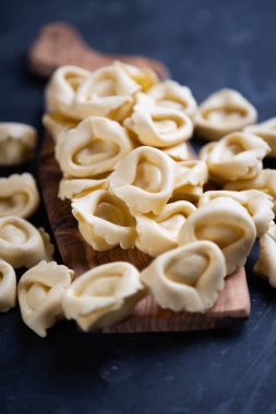 Çiğ İtalyan tortellini makarnası, ev yapımı ve hazır.