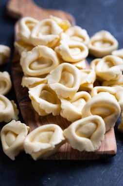Çiğ İtalyan tortellini makarnası, ev yapımı ve hazır.