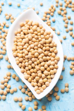 Bir kase kuru soya fasulyesi, popüler yemek malzemesi.