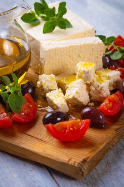 Kalamata zeytinli ve otlu Yunan peyniri dilimleri