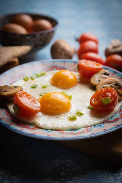 Uova Fritte Lato Sole Con Funghi Pomodoro Ciliegia — Foto Stock