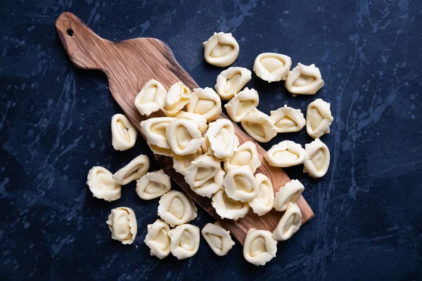 Pasta Tortellini Italiana Cruda Hecha Casa Lista Para Cocinar Gor —  Fotos de Stock