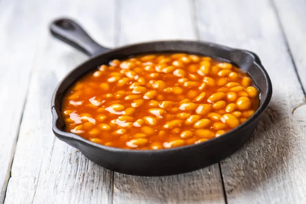 Bakade Bönor Klassisk Amerikansk Häftklammer Serveras Skillet — Stockfoto