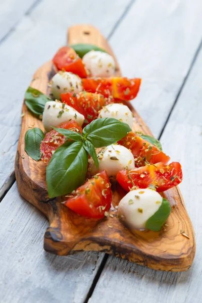 Ensalada Caprese Italiana Fresca Con Queso Mozzarella Tomate Albahaca —  Fotos de Stock