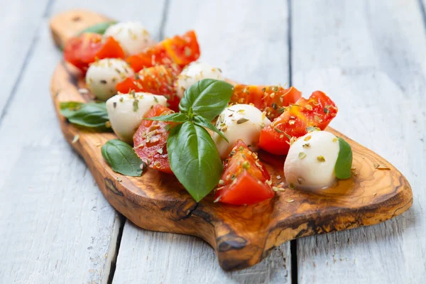 Ensalada Caprese Italiana Fresca Con Queso Mozzarella Tomate Albahaca —  Fotos de Stock