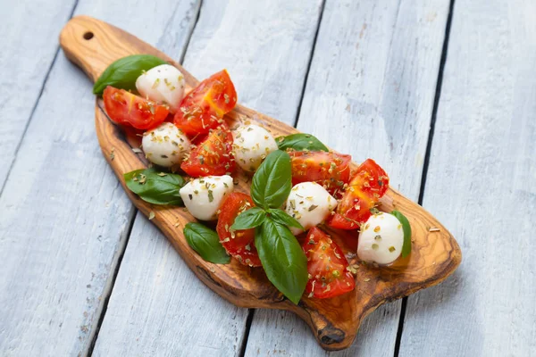 Ensalada Caprese Italiana Fresca Con Queso Mozzarella Tomate Albahaca —  Fotos de Stock