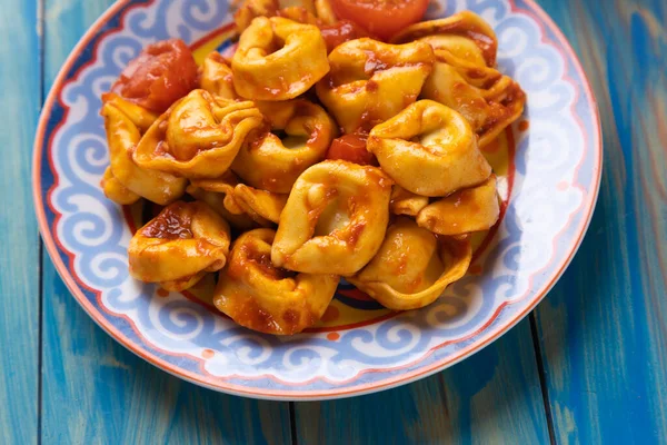 Klasické Italské Tortellini Těstoviny Plněné Sýrem Rajčatové Omáčce — Stock fotografie