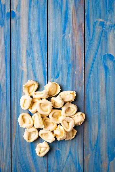 Macarrão Tortellini Italiano Cru Caseiro Pronto Para Cozinhar — Fotografia de Stock