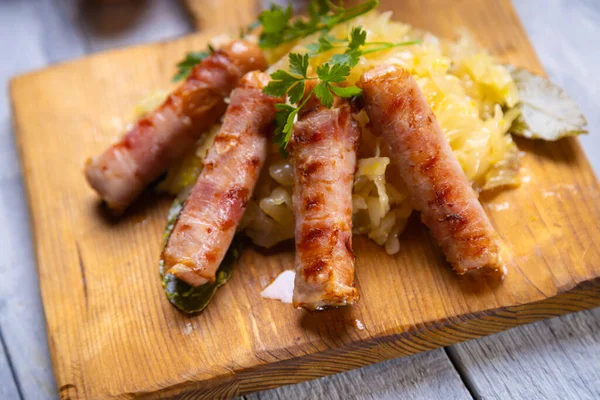 Collegamenti Salsiccia Tedesca Alla Griglia Serviti Con Crauti Cavolo Acido — Foto Stock