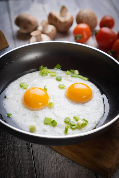 Zonnige Kant Omhoog Gebakken Eieren Met Champignons Kerstomaat — Stockfoto