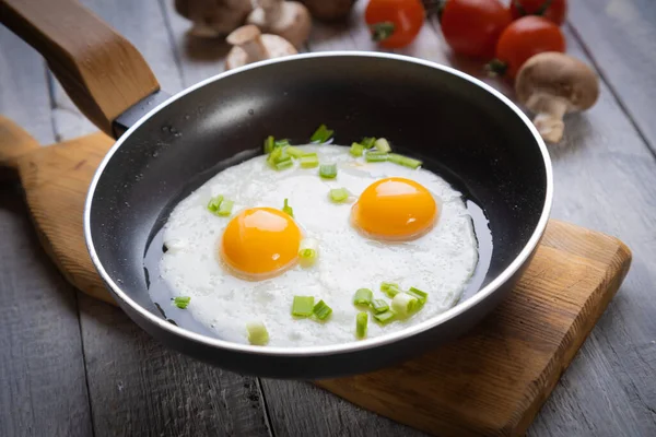 Solig Sida Upp Stekta Ägg Med Svamp Och Körsbärstomat — Stockfoto