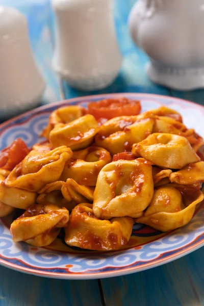 Klasické Italské Tortellini Těstoviny Plněné Sýrem Rajčatové Omáčce — Stock fotografie