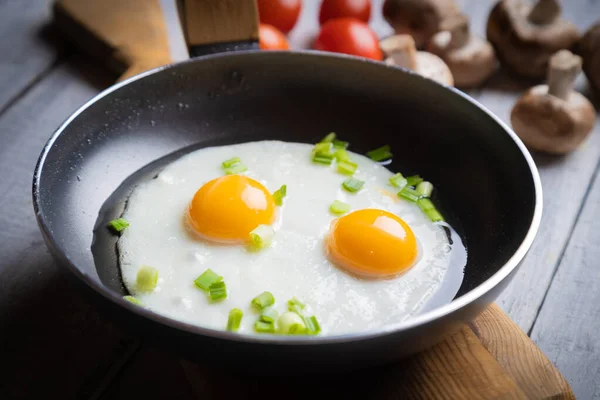 Solig Sida Upp Stekta Ägg Med Svamp Och Körsbärstomat — Stockfoto