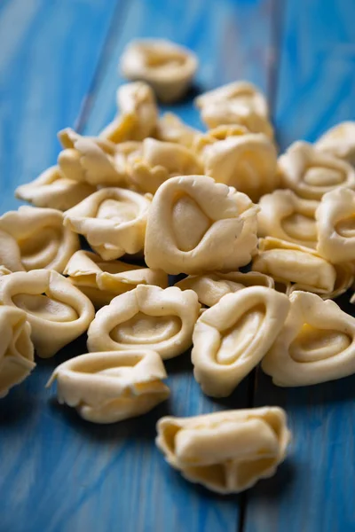 Pasta Tortellini Italiana Cruda Hecha Casa Lista Para Cocinar Gor — Foto de Stock