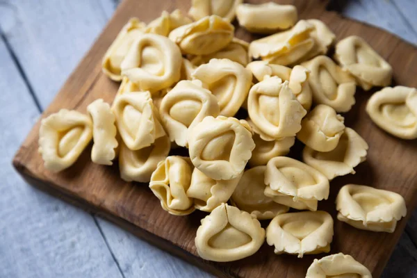 Surové Italské Tortellini Těstoviny Domácí Připravené Gor Vaření — Stock fotografie