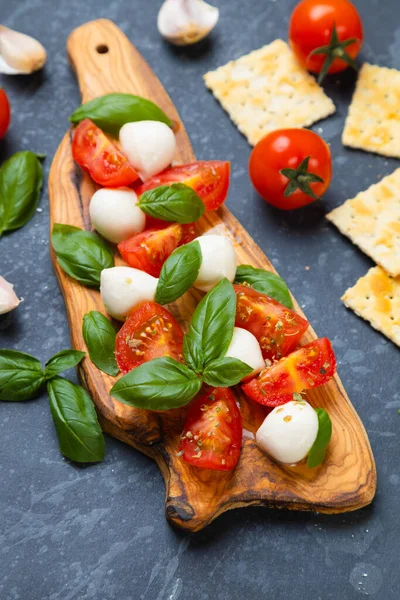 Insalata Caprese Fresca Italiana Con Mozzarella Pomodoro Basilico — Foto Stock