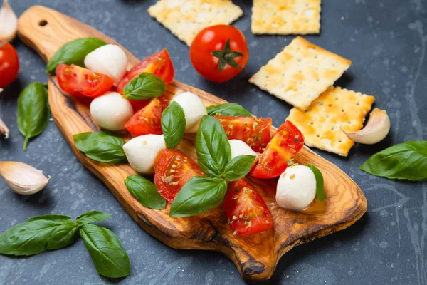 Insalata Caprese Fresca Italiana Con Mozzarella Pomodoro Basilico — Foto Stock