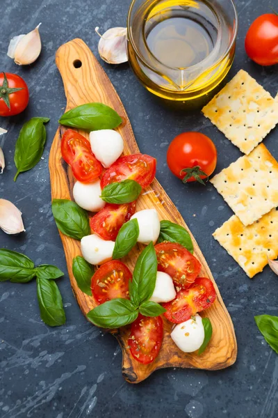 Salada Caprese Italiana Fresca Com Queijo Mussarela Tomate Manjericão — Fotografia de Stock