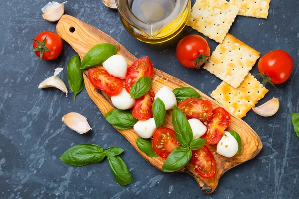 Sałatka Włoska Serem Mozzarella Pomidorem Bazylią Świeża — Zdjęcie stockowe