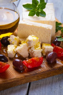 Kalamata zeytinli ve otlu Yunan peyniri dilimleri