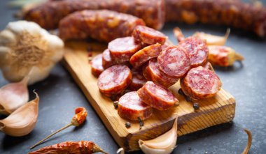 Haşlanmış domuz eti sosisi, sucuk ve sosise benzer.